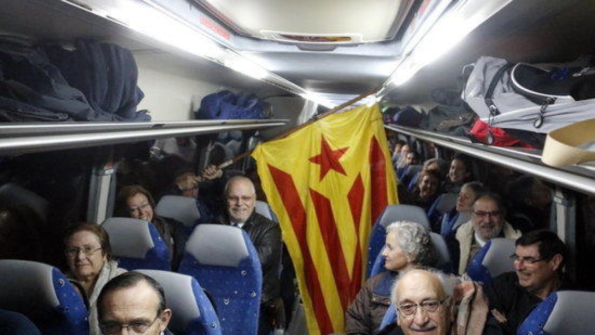 Milers de catalans surten en autobusos arreu de Catalunya per donar suport a Mas, Ortega i Rigau al judici pel 9-N