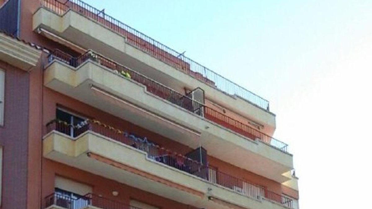 Una persona intoxicada leve en el incendio de una vivienda en Valls