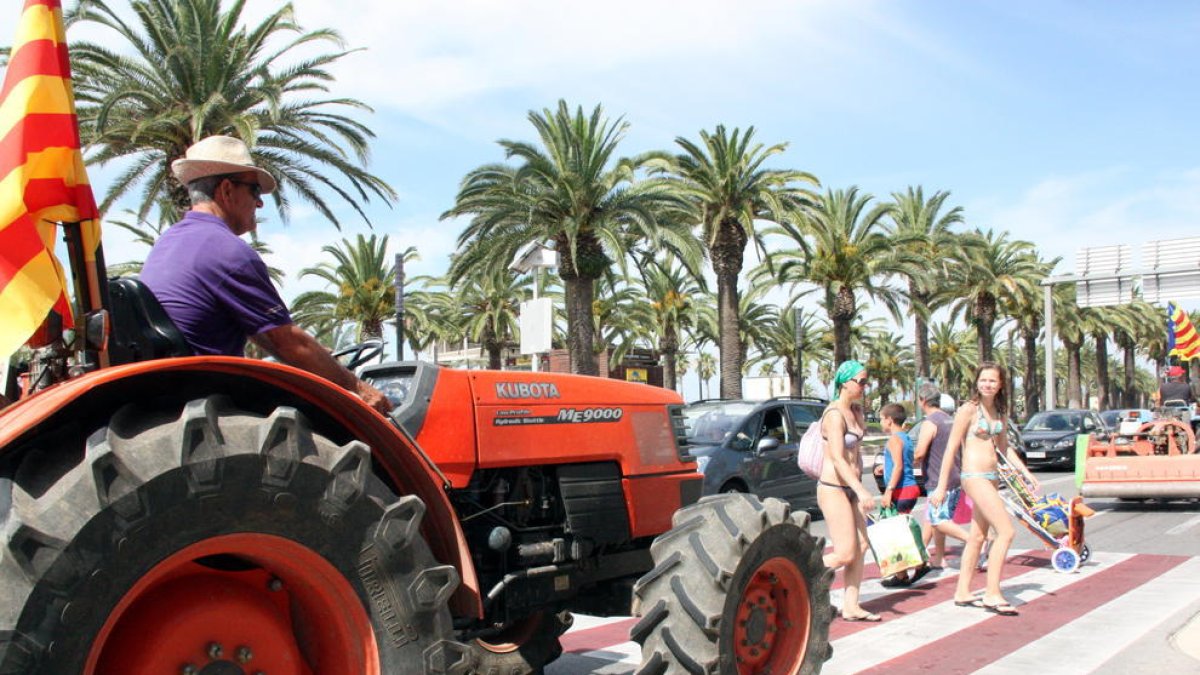 Tractorada a Reus per reclamar que els tractors puguin circular per les vies ràpides durant la collita