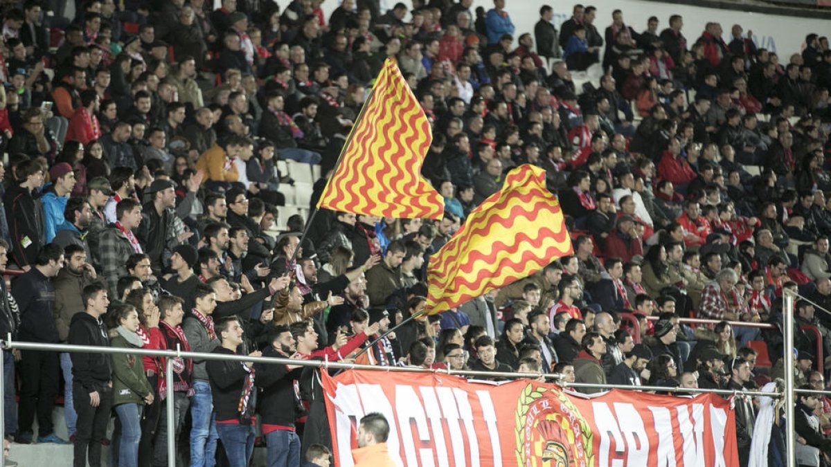 Las graderías del Nuevo Estadio durante el partido