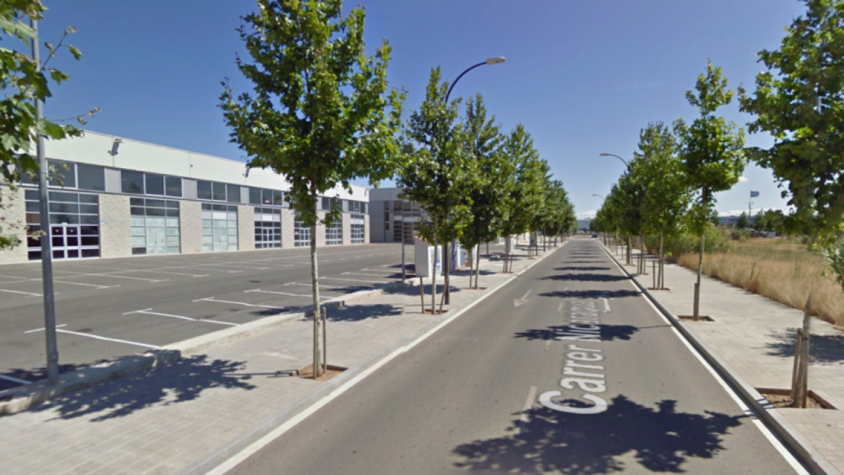 Un mecànic resulta ferit en caure-li un vehicle al damunt