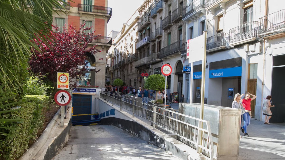 El parking de la plaza Prim permite la entrada de coches cuando está lleno
