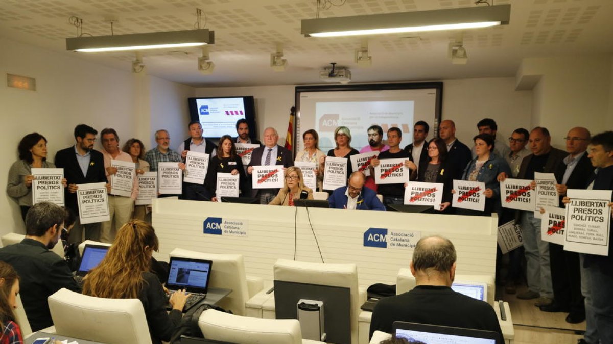 Más de 200 alcaldes viajan a Bruselas para denunciar la «persecución judicial e ideológica» al Gobierno