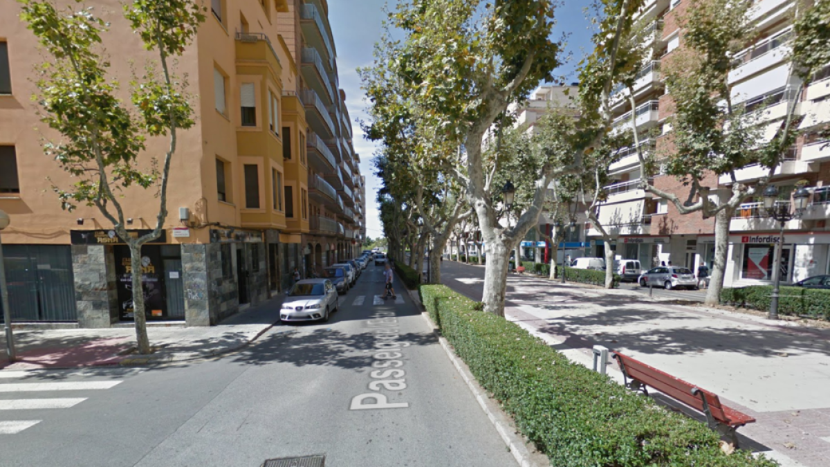 Estampan un coche contra un bar de Valls para entrar a robar una máquina de tabaco