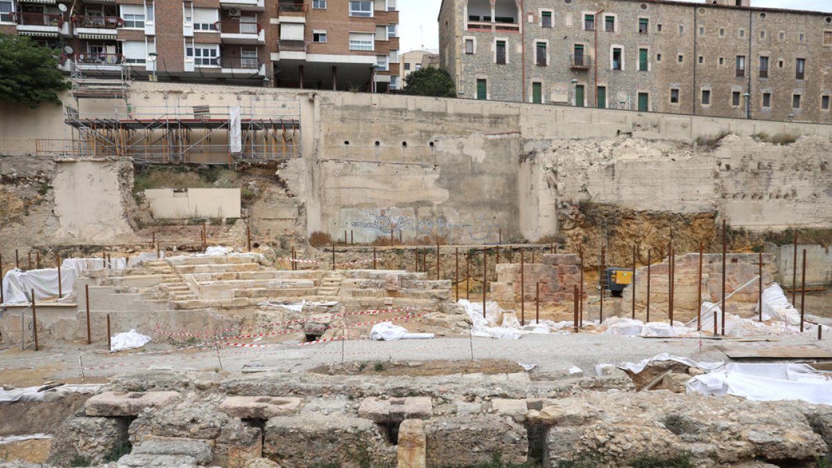 La càvea metálica del Teatro romano empieza a tener forma