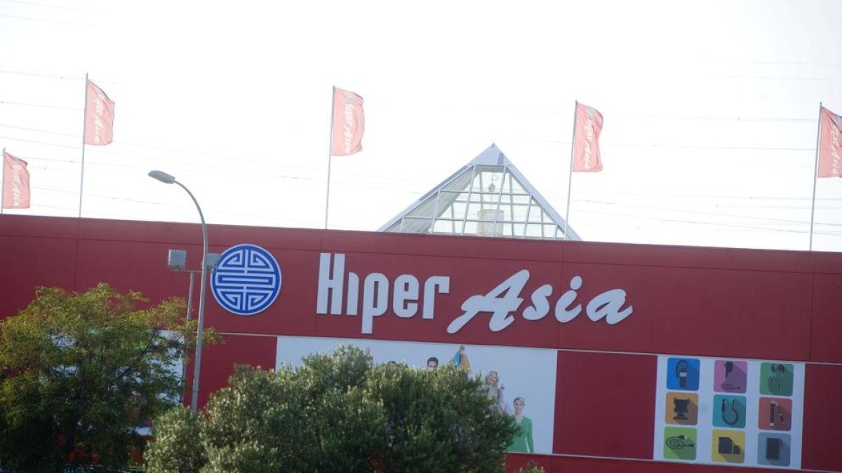 La proliferación de almacenes chinos en Les Gavarres provoca un exceso de oferta