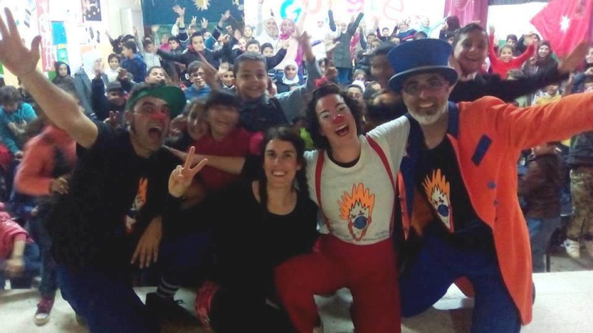 Tres artistes de circ tarragonins fan somriure a refugiats a Jordània