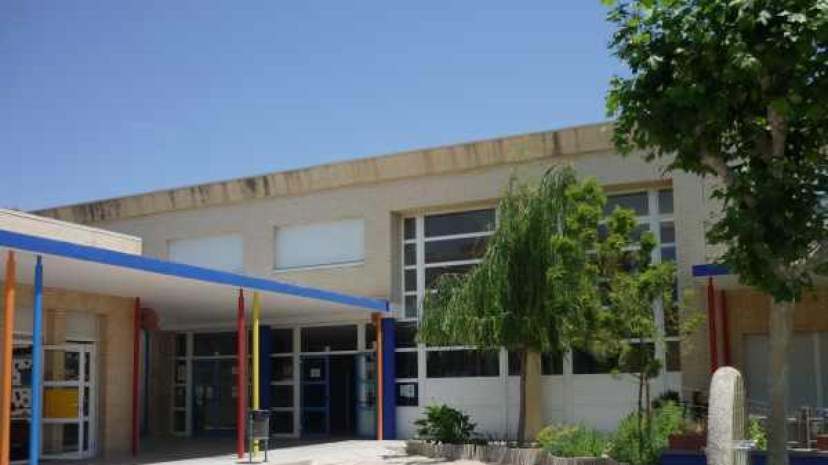 Els danys causats pel vent obliguen a tancar aquest dilluns una escola al Vendrell