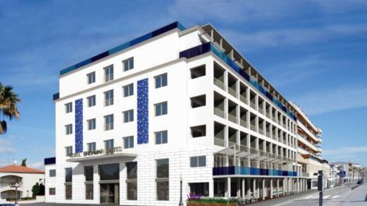 Desallotgen un hotel a Coma-ruga per un incendi a una habitació