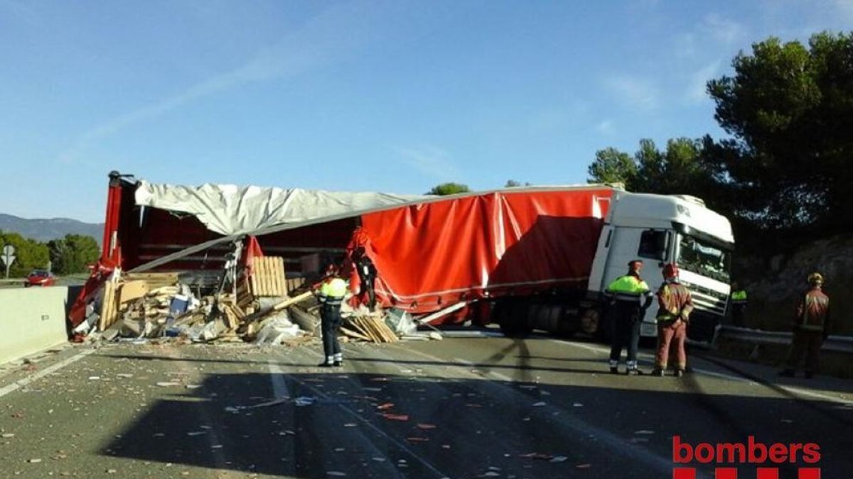 Un camión accidentado corta el AP-7 en El Vendrell