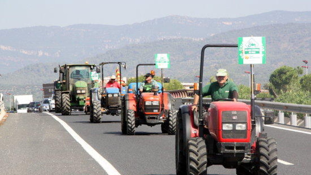 Els pagesos col·lapsen la T-11, la C-14 i el centre de Reus per exigir la circulació dels tractors per les vies ràpides