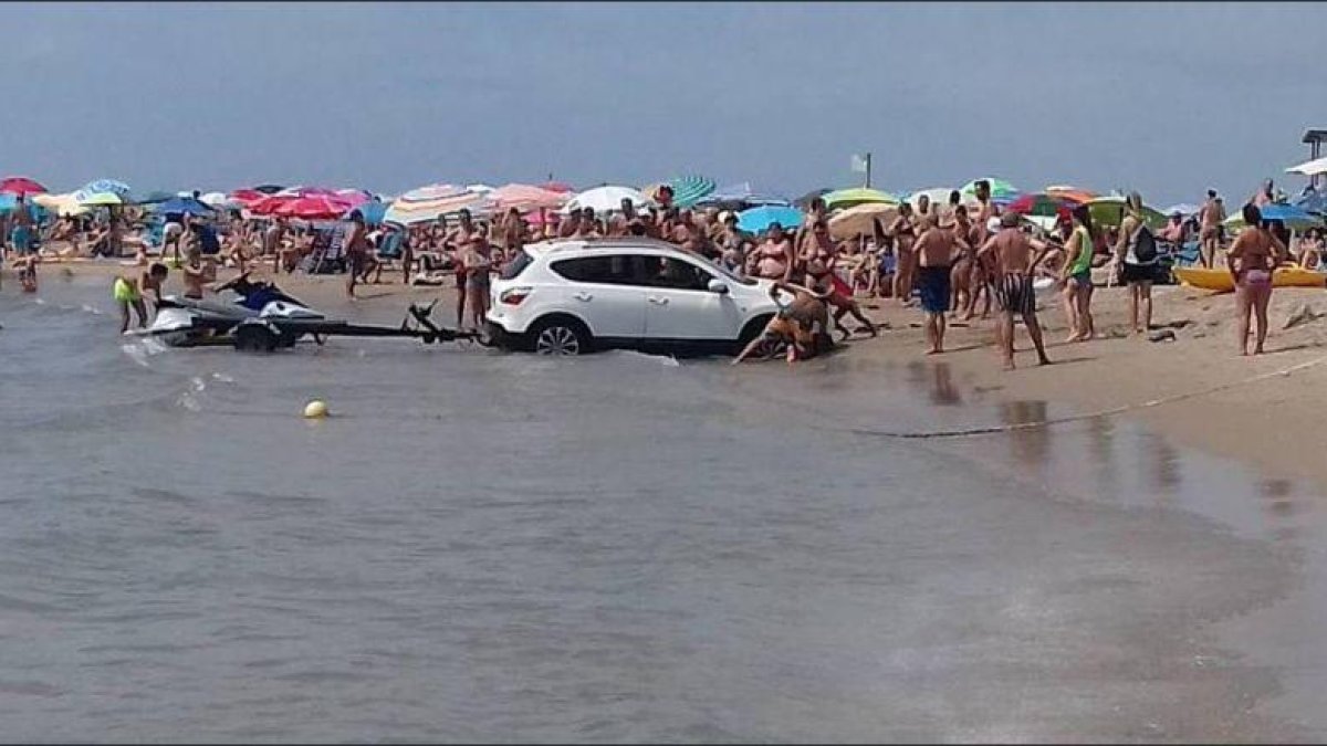 Un cotxe queda atrapat a l'aigua de la platja de Cunit