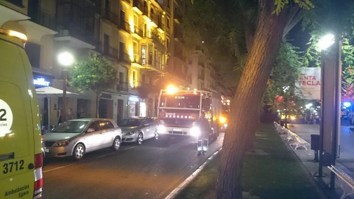 El estallido de un fluorescente en una vivienda de la Rambla Nova moviliza tres dotaciones de Bombers