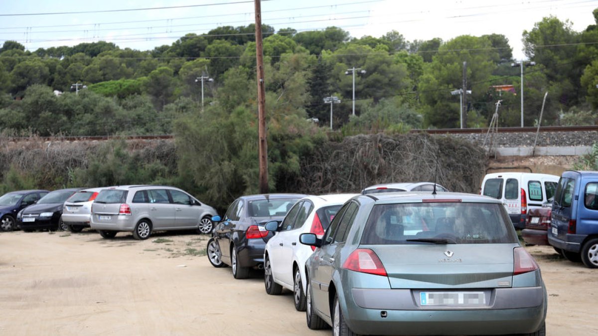 Aparcar a la platja Llarga és una «missió impossible» amb l'arribada del mes d'agost