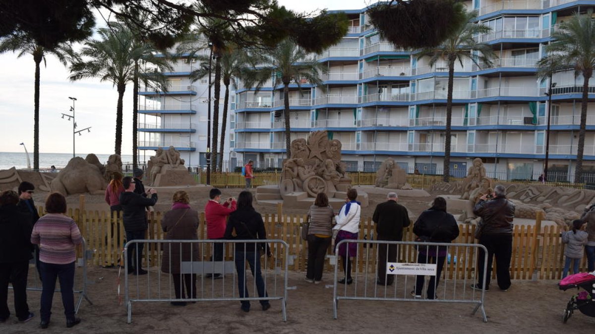 El belén de arena ya decora La Pineda