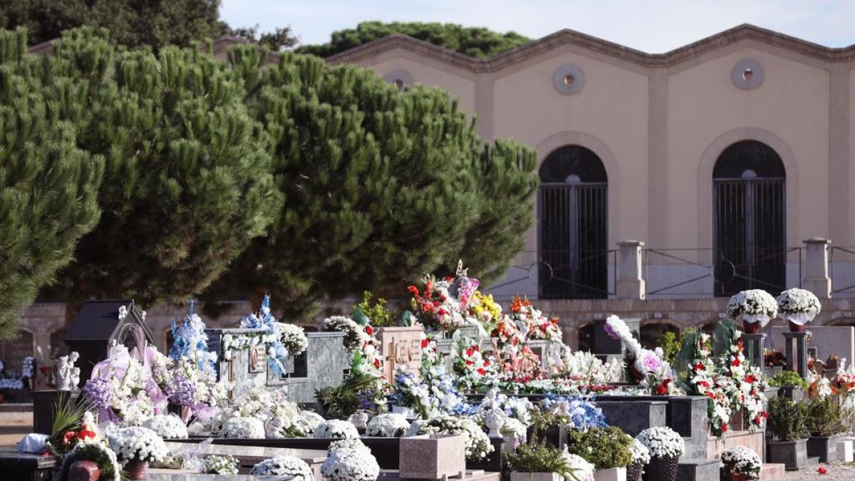 El cementiri ofereix en concessió una cinquantena de noves tombes a terra