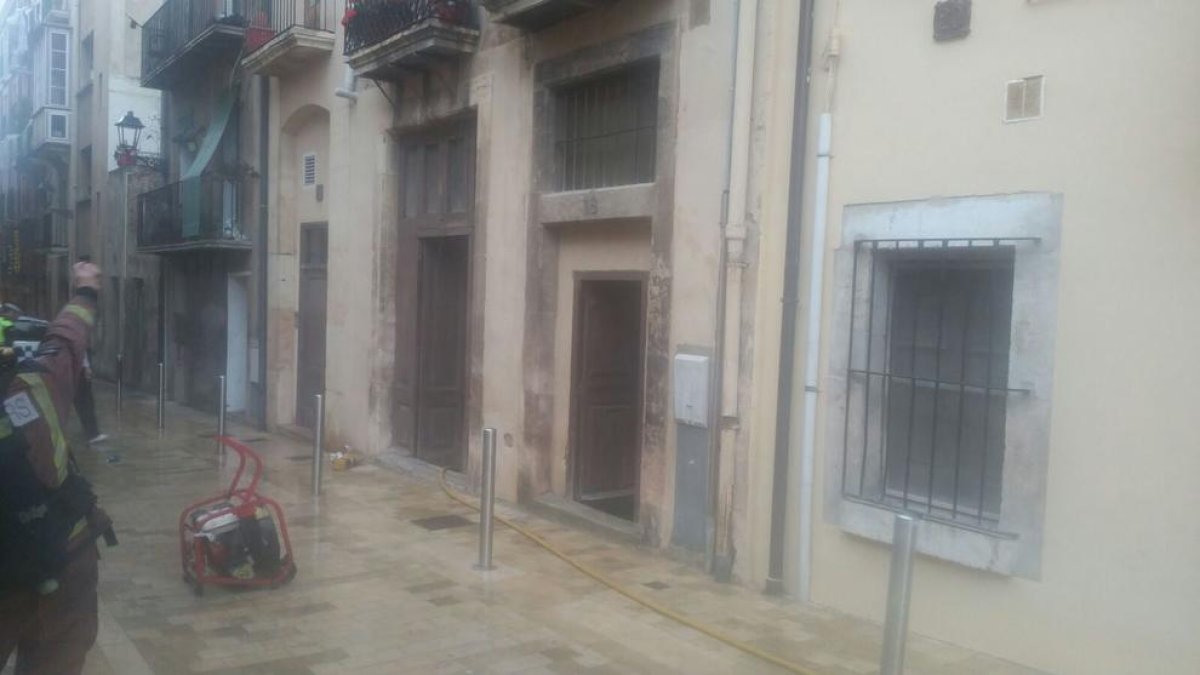 Incendio en la planta baja de un edificio de la calle Trinquet Nou