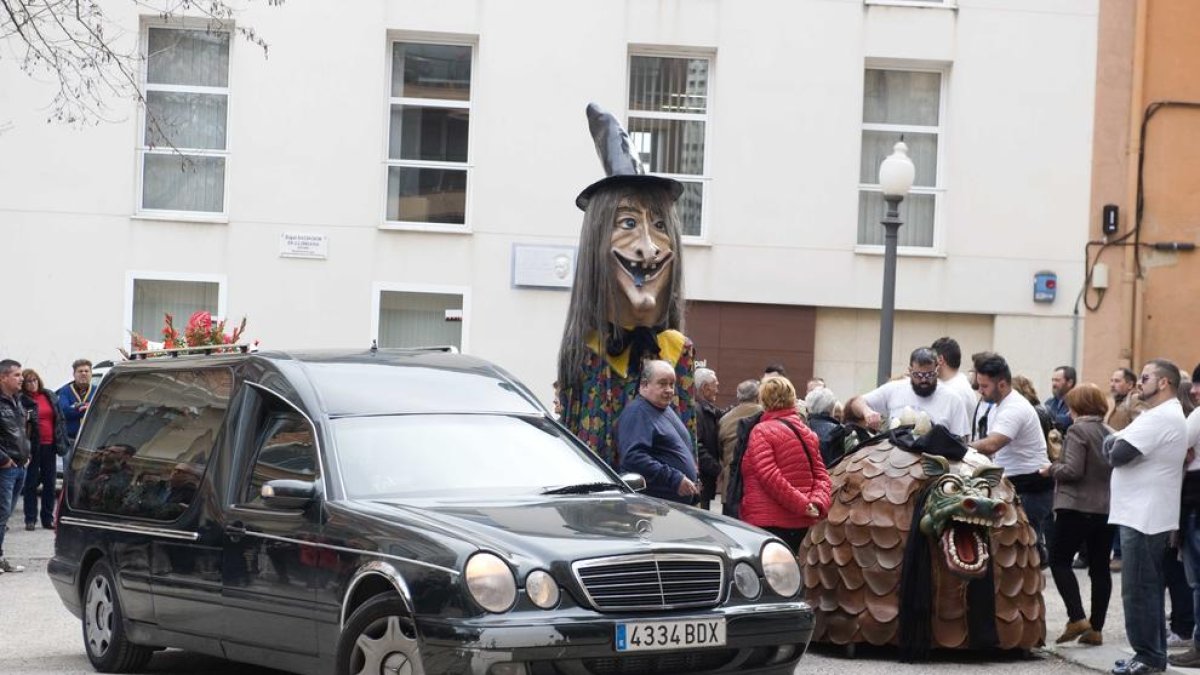 Tarragona acomiada en un acte multitudinari al líder veïnal José Ruiz