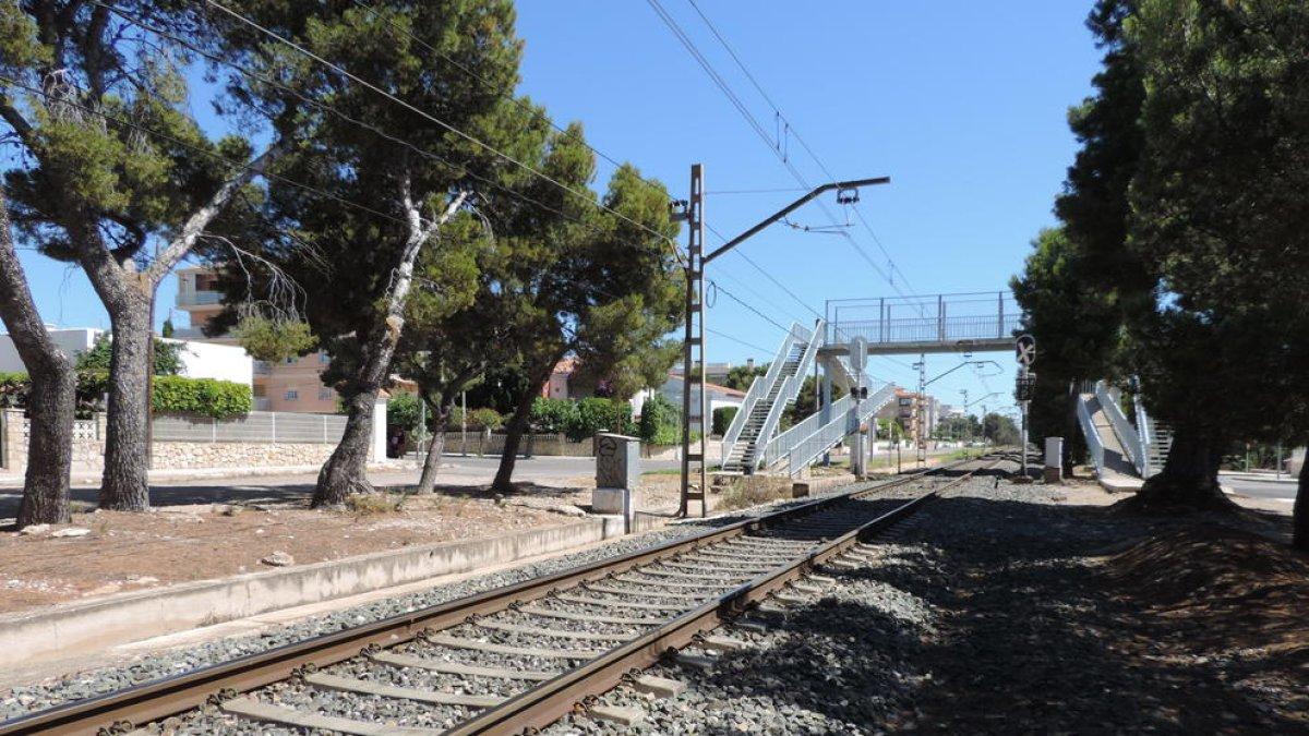 Mont-roig reclama a Renfe que se reduzca la velocidad de los trenes que pasan por Miami Platja