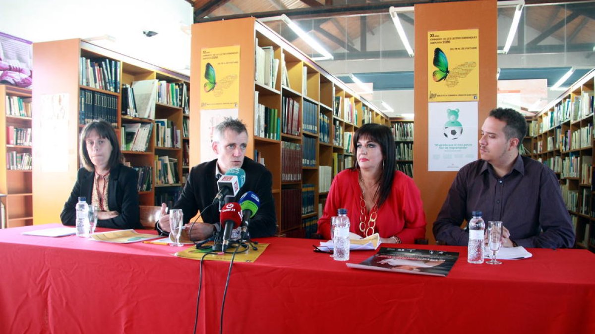 Presentación de las Jornadas en la biblioteca de Amposta con Inés Martí, concejala de Cultura, Adam Tomàs, alcalde, Joana Serret, directora de la biblioteca y Àngel Miñana, director de la compañía 'Terra Baixa'.