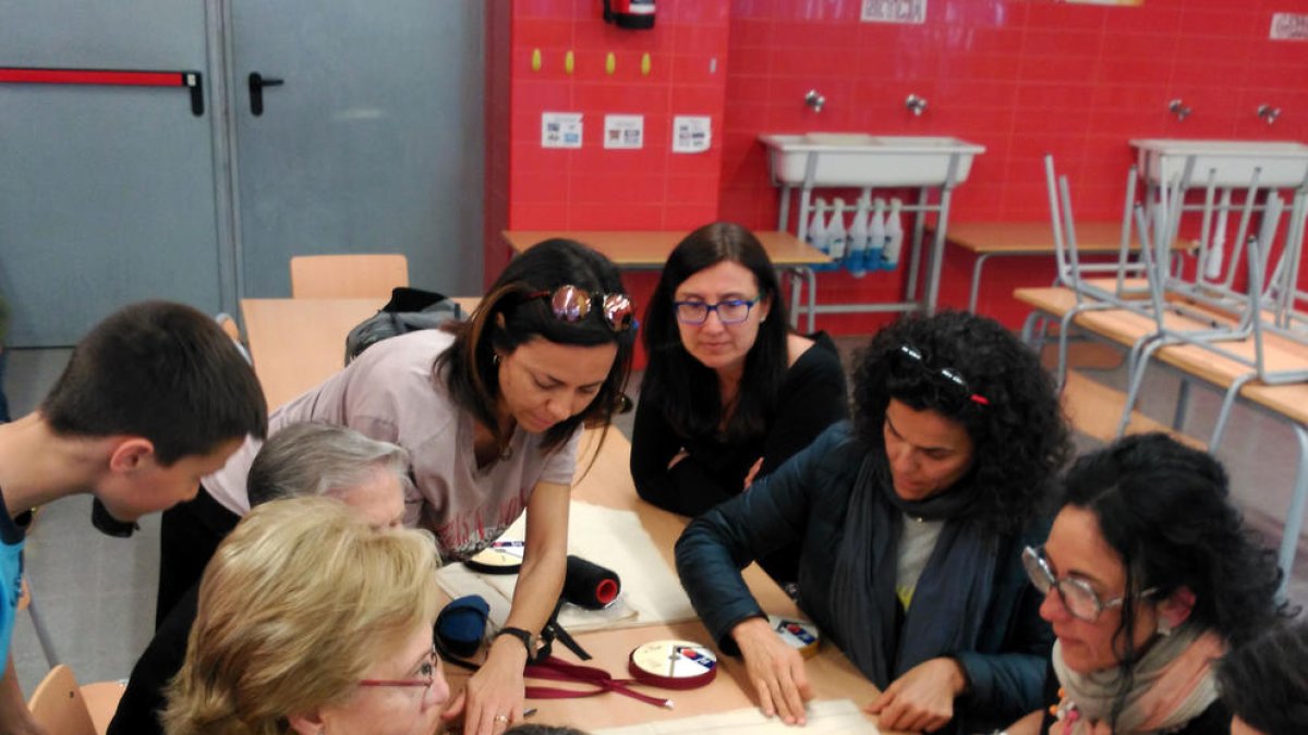 Famílies de la Vitxeta s'organitzen en un equip de costura per fer els vestits de Marcos Vicente