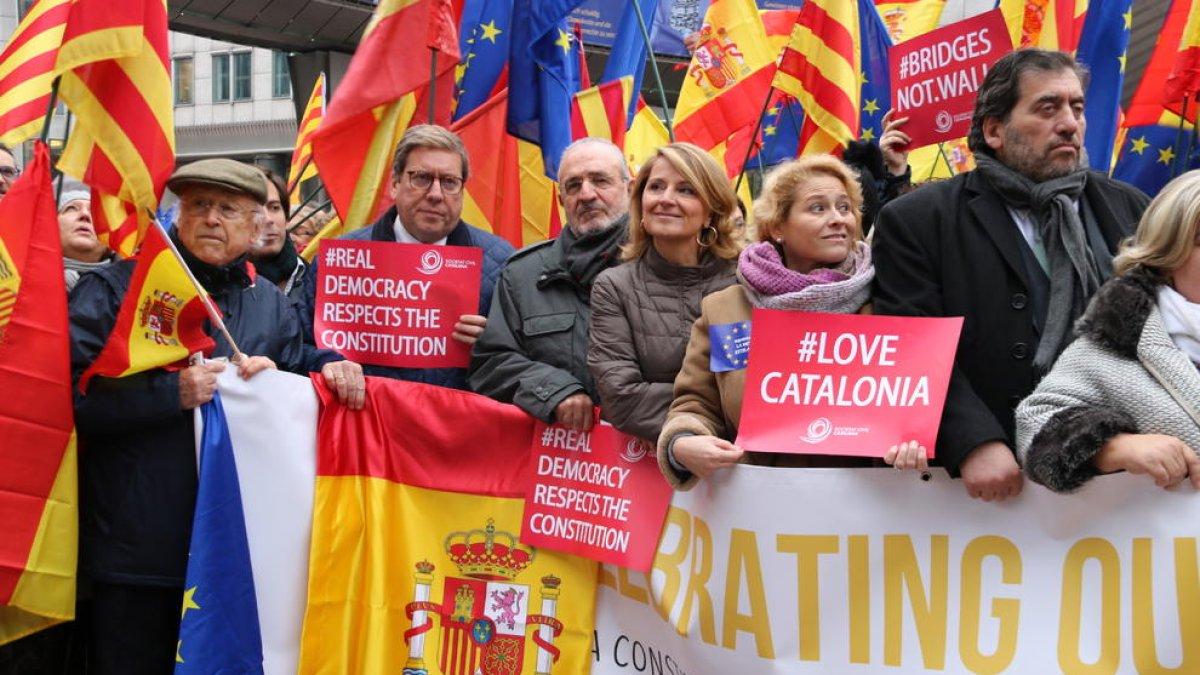 Unes 150 persones es manifesten a Brussel·les a favor de la constitució espanyola
