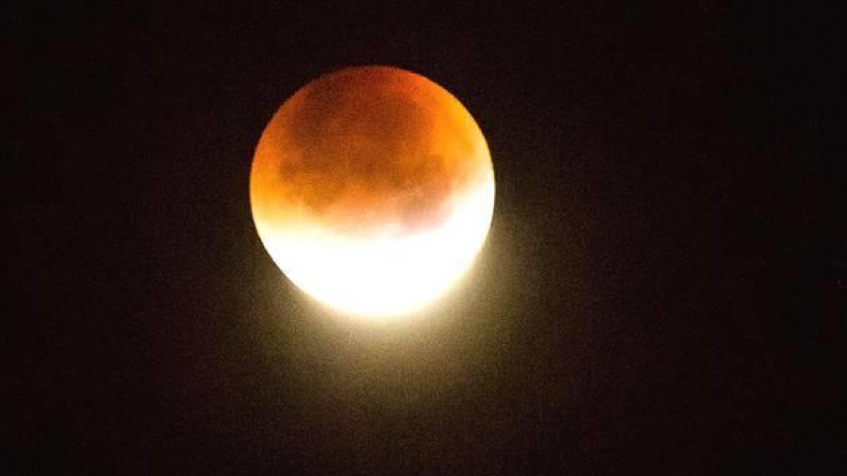 Un eclipse volverá rojiza la Luna este lunes