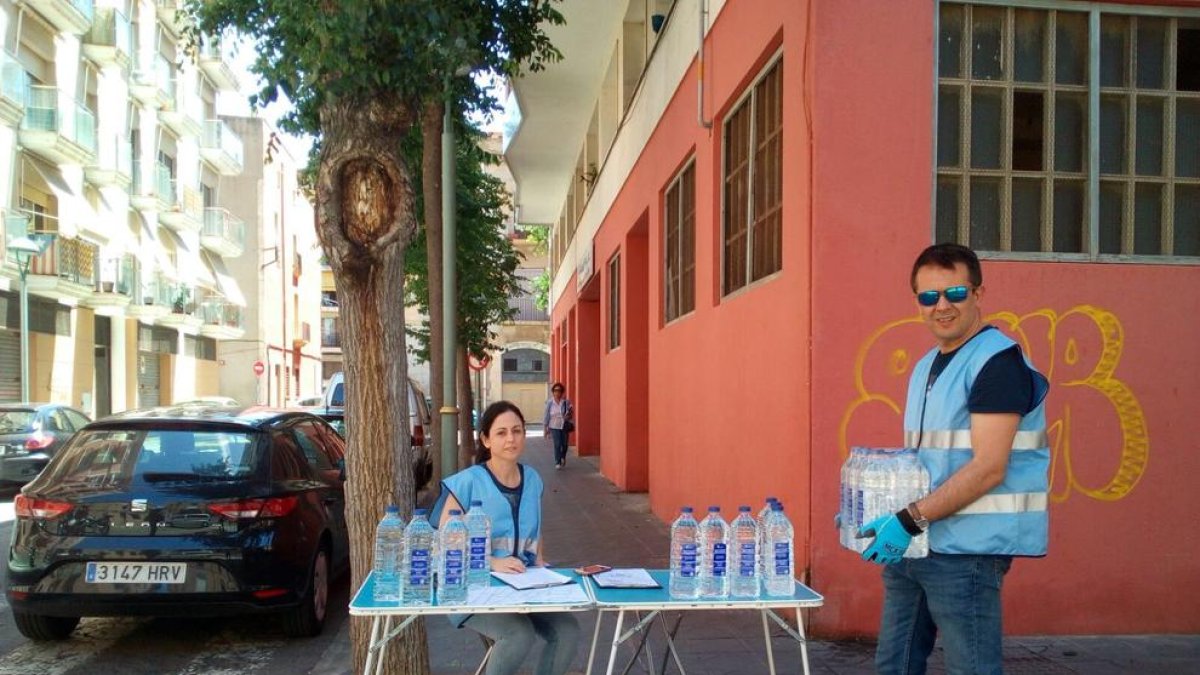 Ematsa empieza a sacar provecho del agua de grifo embotellada
