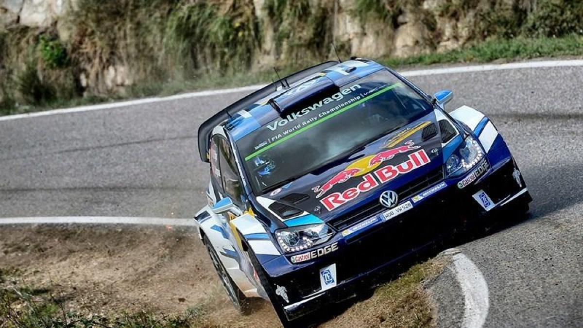 Imatge d'un dels cotxes participants en l'edició de 2016 del Rally durant una etapa.