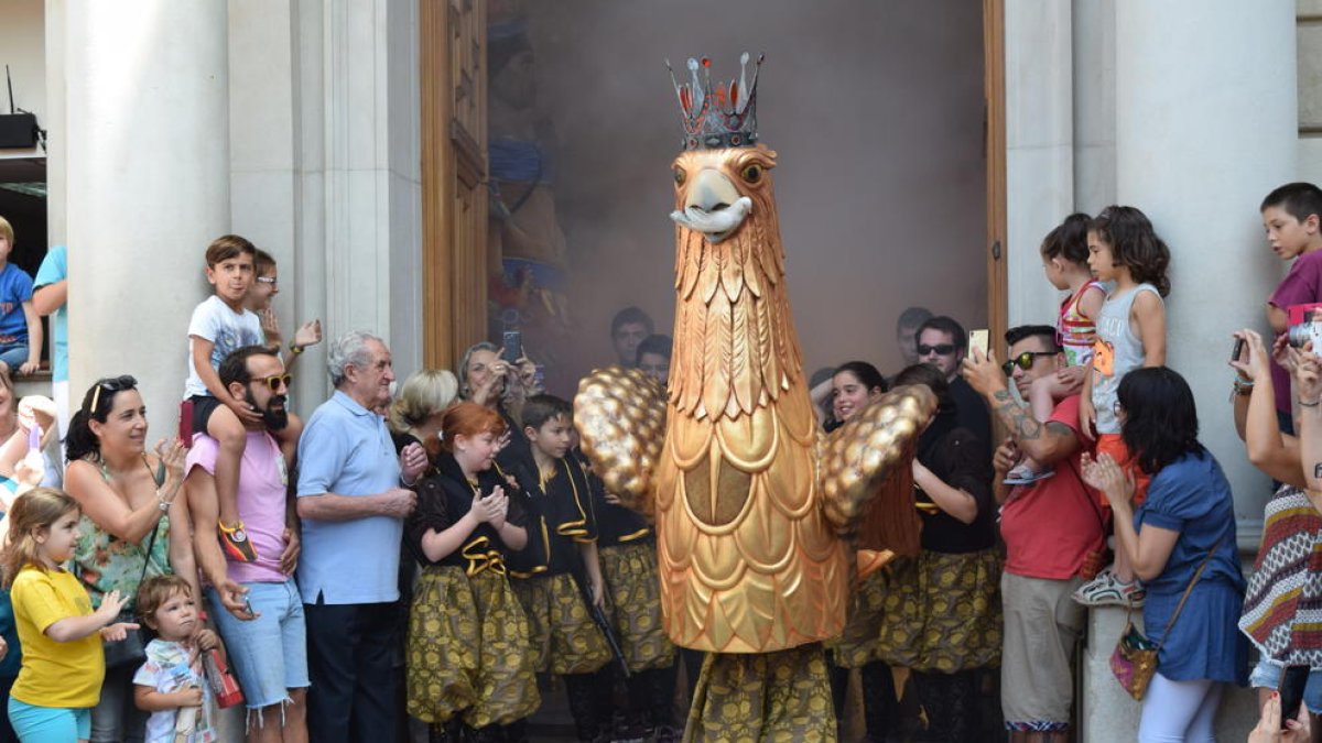 L'Àliga Petita de Reus reina per un dia la plaça Mercadal