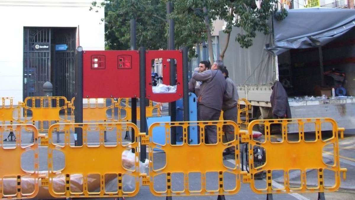 Nou parc infantil i zona enjardinada per potenciar l'illa de vianants al carrer Doctor Robert