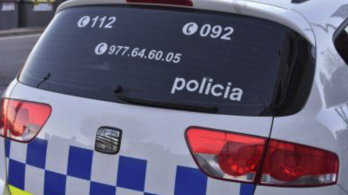 Detenido por golpear a un hombre en la cabeza con un taburete en un bar de Torredembarra