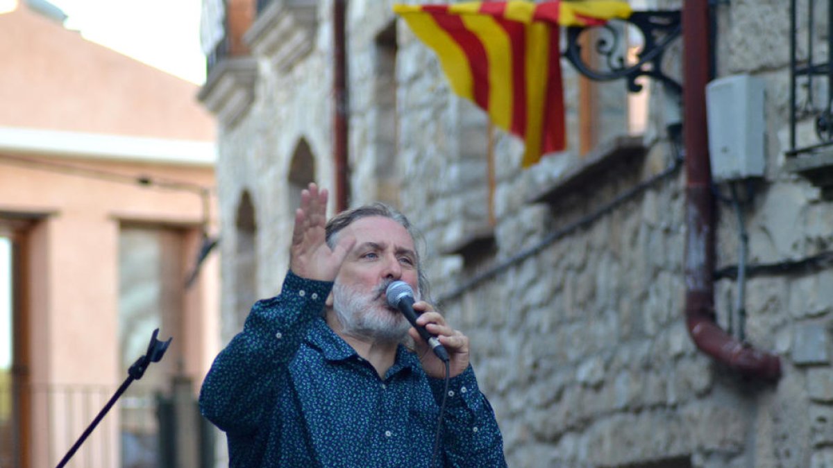 Joan Reig reinterpreta la nova cançó al costat de Ca la Rosa