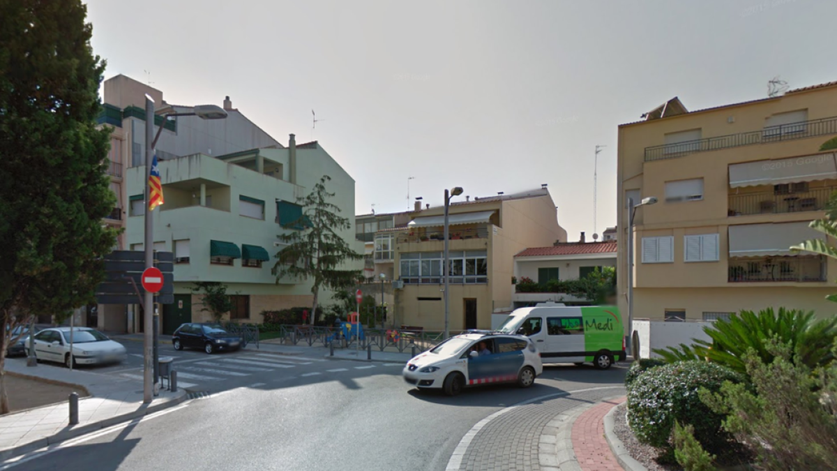 Crema un pati exterior d'un habitatge situat a l'avinguda Baix Penedès del Vendrell