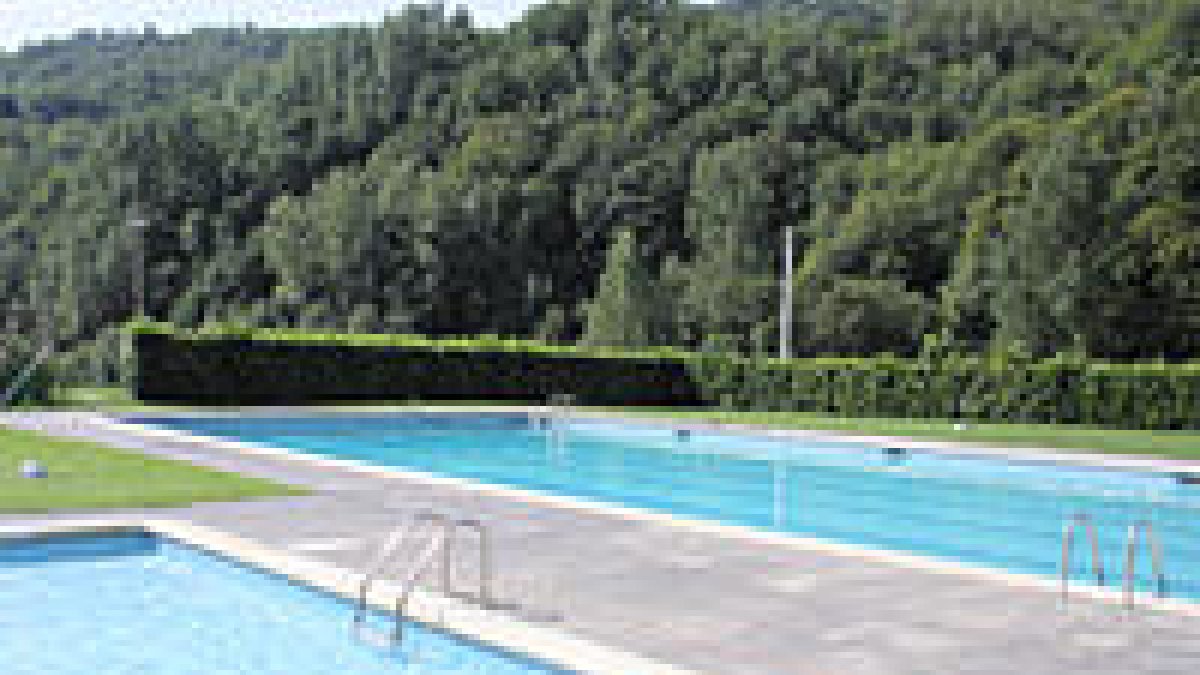 Una estranya olor complica la respiració de dos nadons a la piscina municipal de Vilallonga del Camp