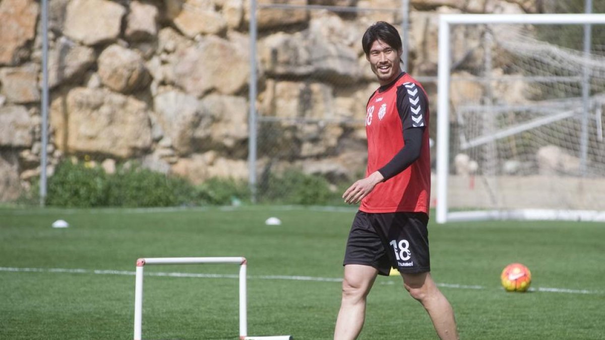 Daisuke Suzuki, entrenando con el Nàstic.