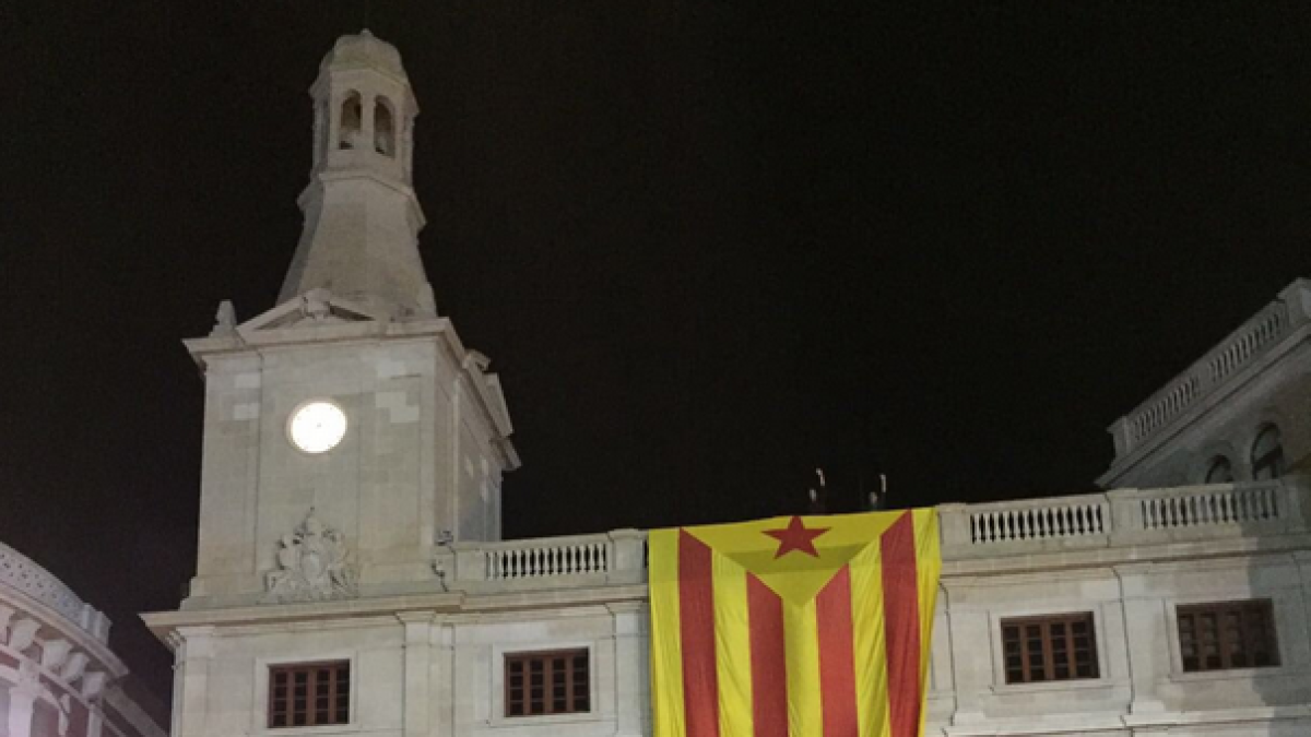 El PPC de Reus carga contra la estelada colgada en la fachada del Ayuntamiento