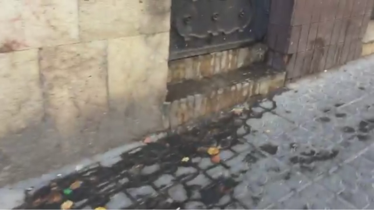 Un edifici antic del carrer Gasòmetre expulsa aigües fecals a la vorera sis dies