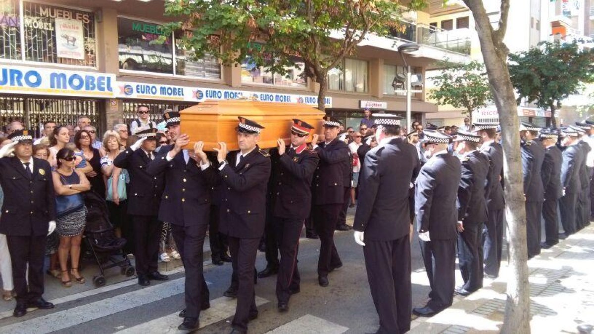 Salou diu l'últim adéu al policia mort en un accident de moto