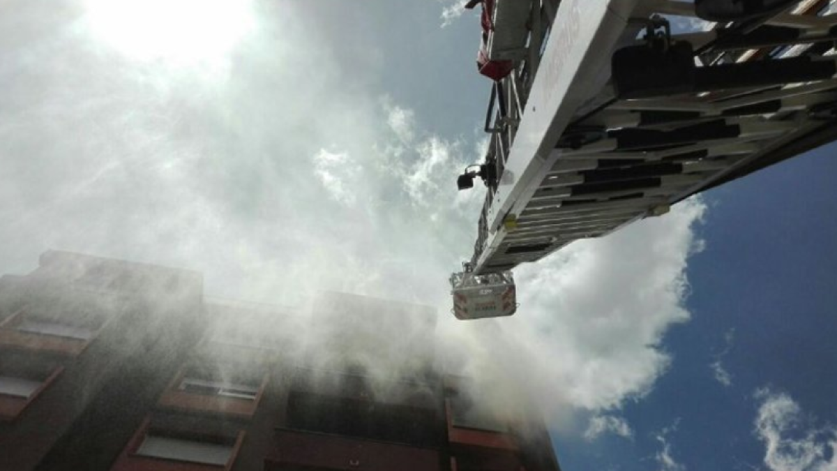 Un dormitori crema totalment en un incendi en un pis de Tortosa