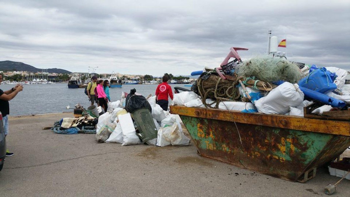 Recullen 1.200 quilos de deixalles del fons marítim a Sant Carles de la Ràpita