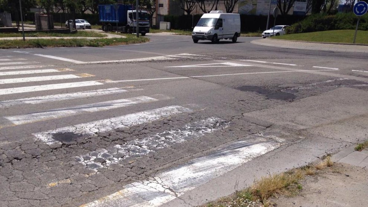 Una veïna recull firmes per reclamar un polígon Riu Clar més net i segur