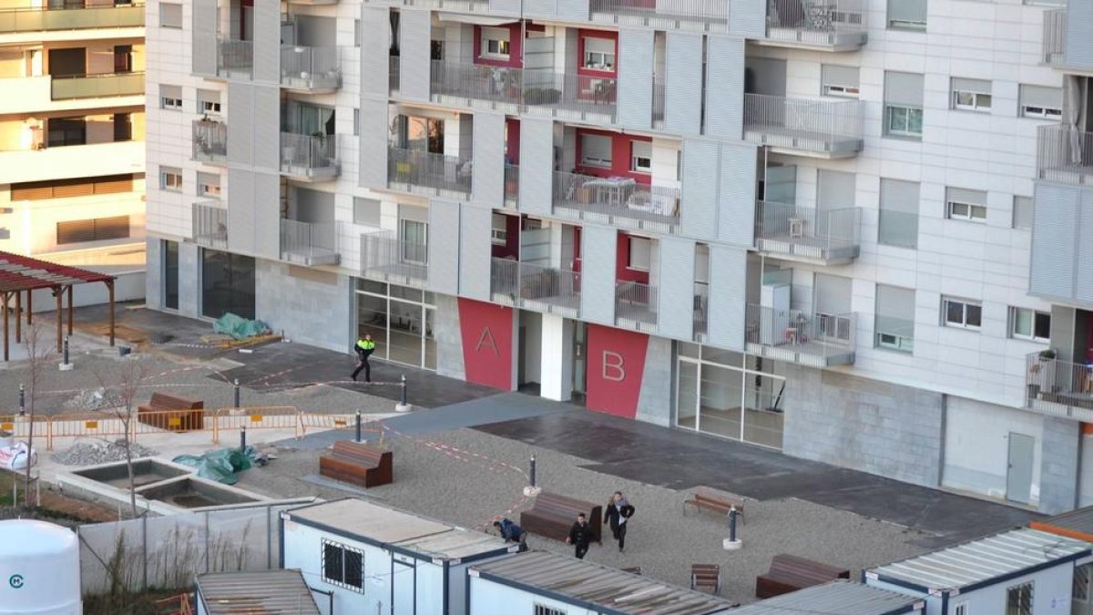 Detenen tres joves per forçar les casetes d'obres d'un bloc de pisos