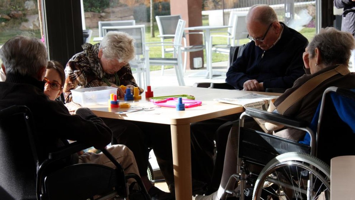 Un total de 2.014 persones grans esperen per entrar a una residència