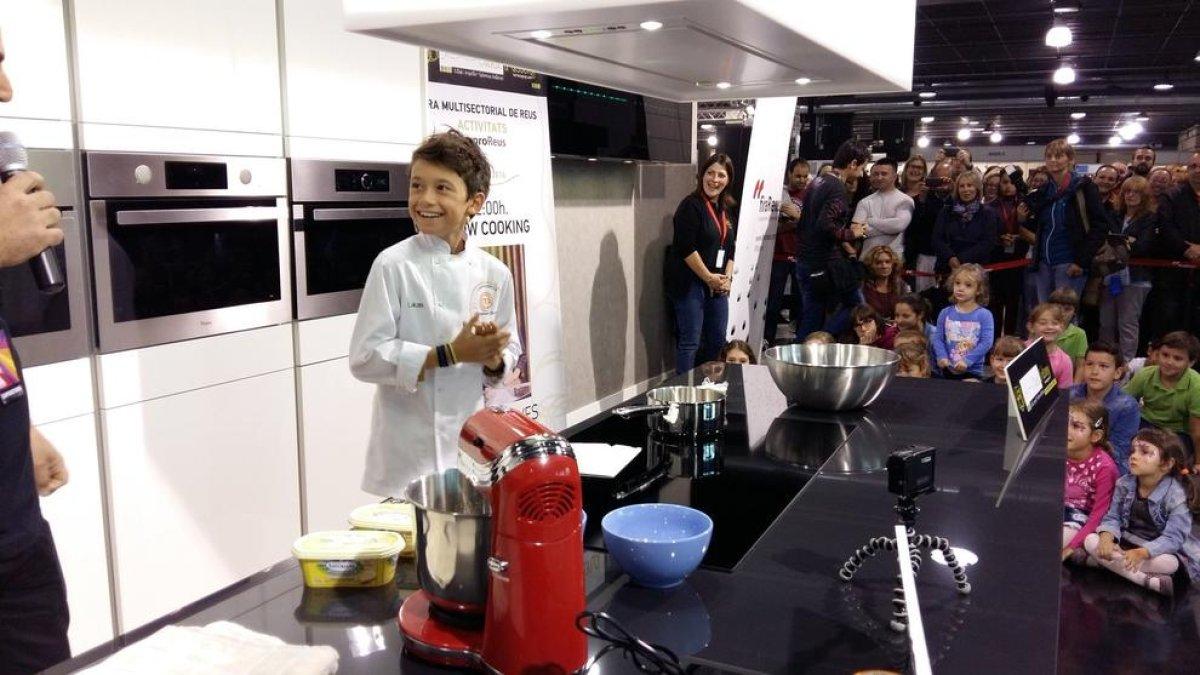 El finalista de Master Chef Junior Lukas Vives ensenya a cuinar a petits i a grans a ExproReus