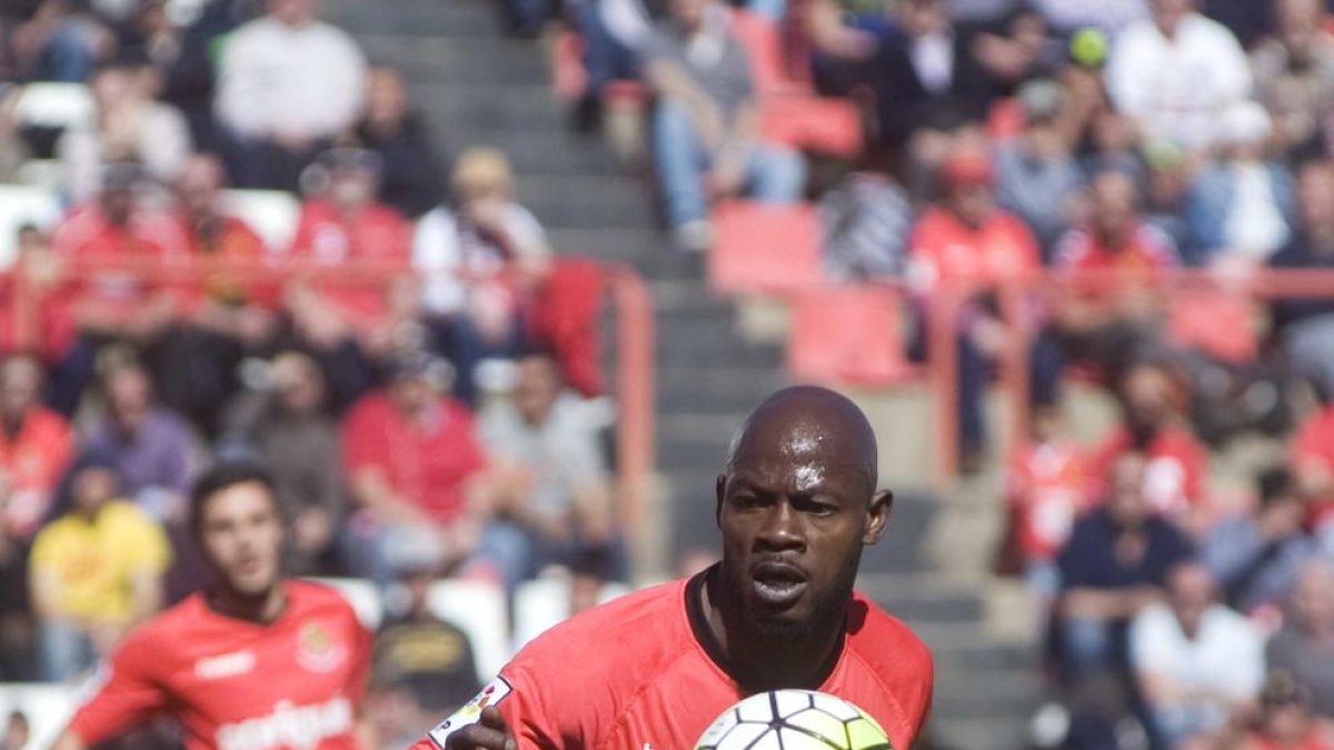 Achille Emaná torna a vestir-se de grana