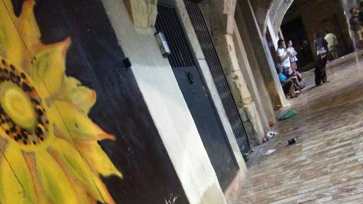 Farts de Soroll denuncia la brutícia del primer dia de festa de Santa Tecla