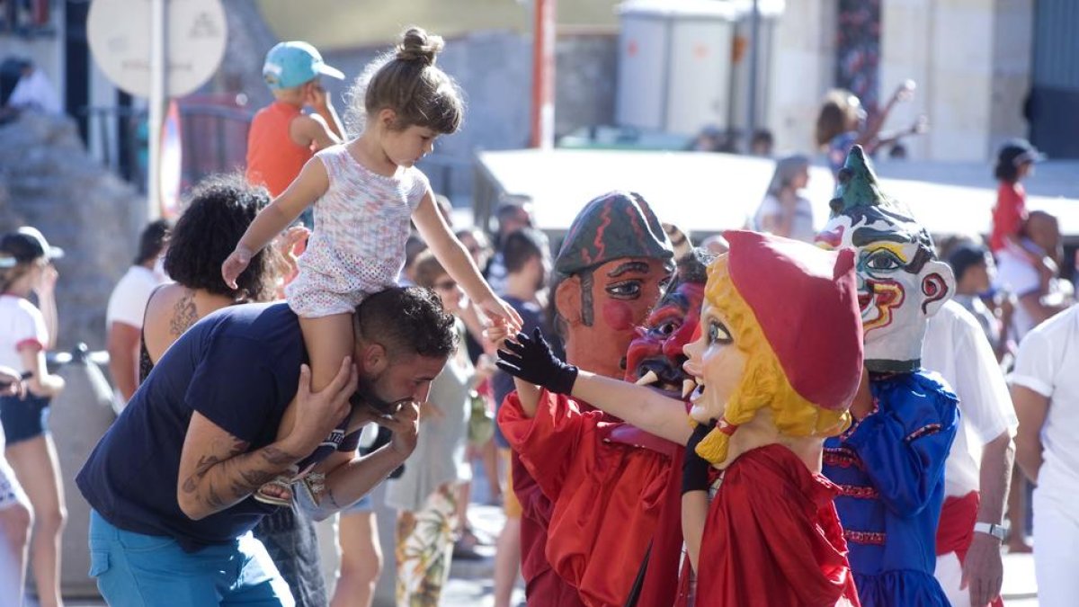 Els veïns del Cós del Bou reben l'aigua beneïda de Sant Roc amb una gran Cercavila
