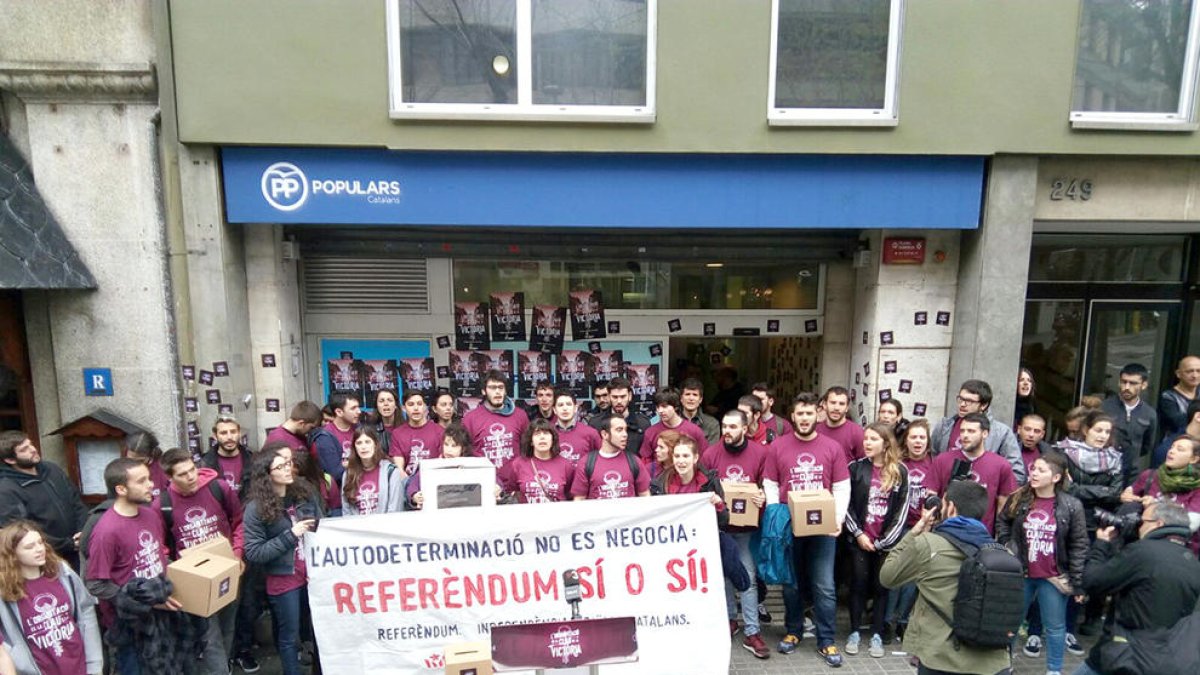 El PP pide 36 años de prisión para los jóvenes de Arran que intentaron ocupar su sede en Barcelona