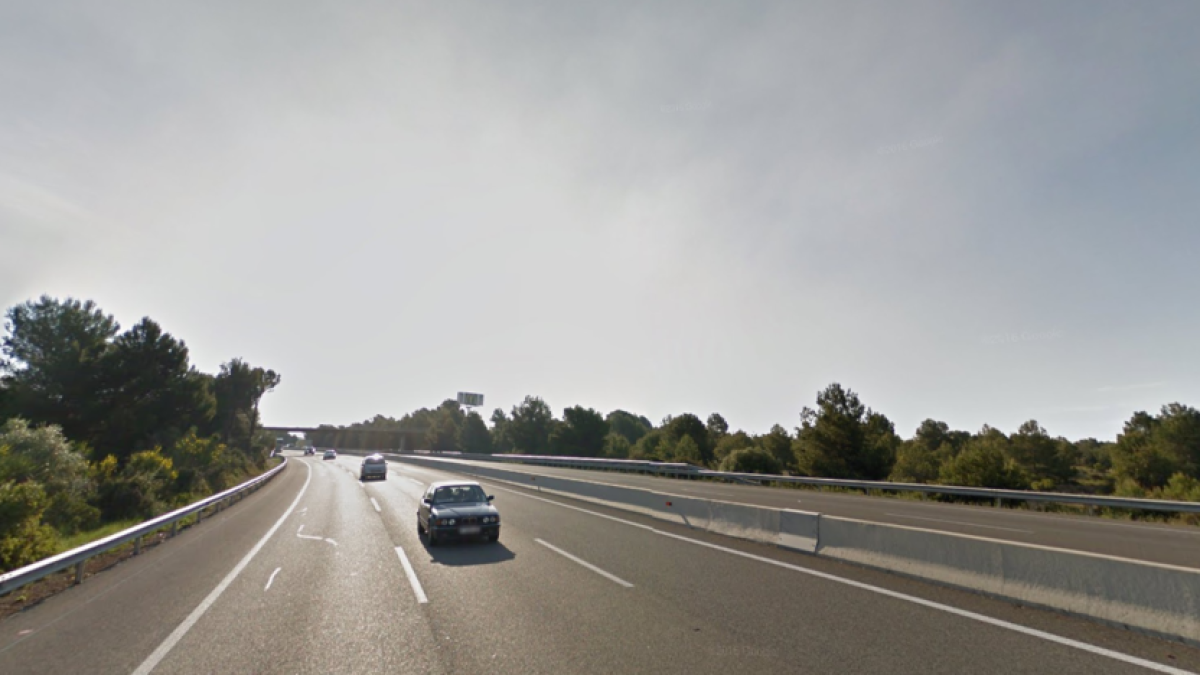 Dos carrils tallats a l'AP-7 a Roda de Berà en bolcar una caravana